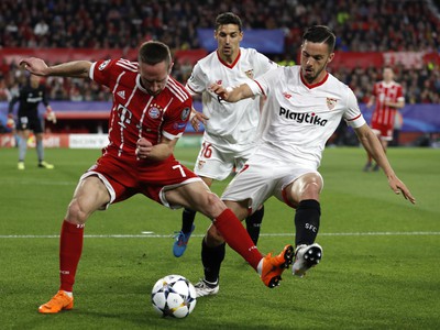 Franck Ribéry a Jesús Navas v súboji o loptu