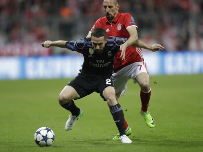 Franck Ribéry a Dani Carvajal v súboji o loptu