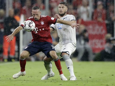 Franck Ribéry a Ermin Bičakčič v súboji o loptu