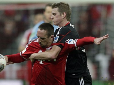 Franck Ribéry a Lars Bender v súboji o loptu