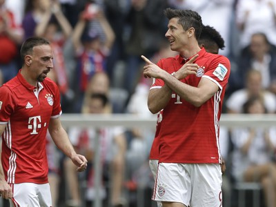Robert Lewandowski  (vpravo) oslavuje so svojím spoluhráčom Franckom Riberym 