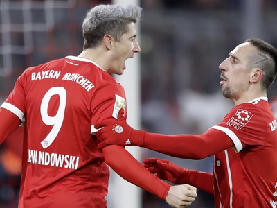Robert Lewandowski a Franck Ribéry oslavujú víťazný gól Bayernu