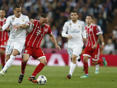 Lucas Vázquez a Franck Ribéry v súboji o loptu