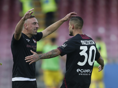 Pasquale Mazzocchi a Franck Ribery oslavujú gól