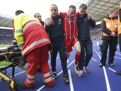 Zranený Franck Ribéry opúšťa ihrisko