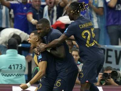 Hráči Francúzska oslavujú gól