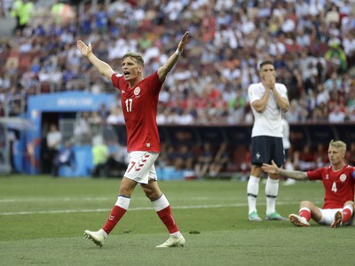 Dánsky hráč Martin Braithwaite reaguje po nepremenenej gólovej šanci v zápase základnej C-skupiny na MS 2018 vo futbale Dánsko - Francúzsko