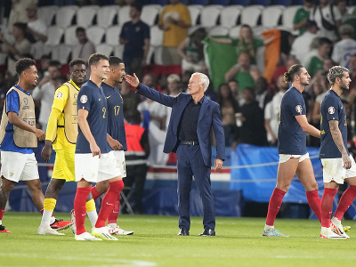 Tréner Francúzska Didier Deschamps (uprostred) chváli hráčov po výhre nad Írskom
