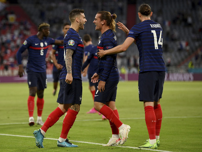 Francúzski futbalisti sa tešia z vlastného gólu nemeckého futbalistu Matsa Hummelsa