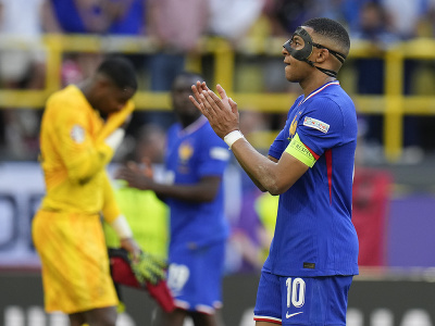 Francúz Kylian Mbappé (vpravo) ďakuje divákom