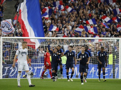 Francúzski futbalisti sa radujú z gólu do siete Nemecka