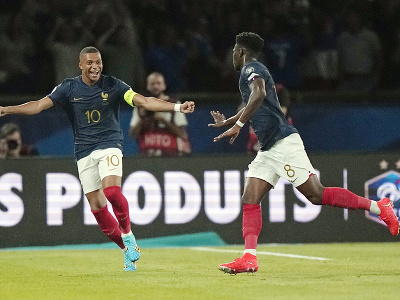 Francúzsky futbalista Aurélien Tchouaméni (vpravo) sa teší z gólu so spoluhráčom Kylianom Mbappém 