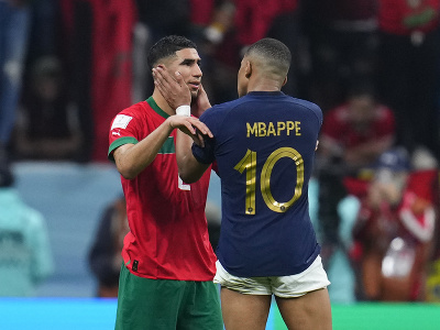 Kylian Mbappé a Achraf Hakimi po semifinále Francúzsko - Maroko