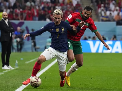 Antoine Griezmann a Hakim Ziyech v súboji o loptu počas semifinálového zápasu Francúzsko - Maroko