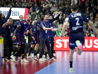 Francúzski hádzanári sa radujú z triumfu nad Švédskom po predĺžení