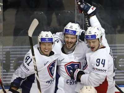 Francúzsky hokejista Charles Bertrand (uprostred) sa teší so spoluhráčmi po strelení úvodného gólu
