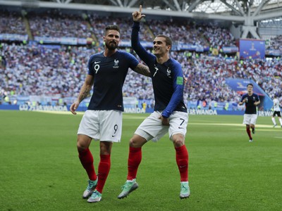 Radosť Francúzov po úvodnom góle osemfinále 