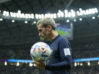 Antoine Griezmann drží loptu v zápase na MS vo futbale