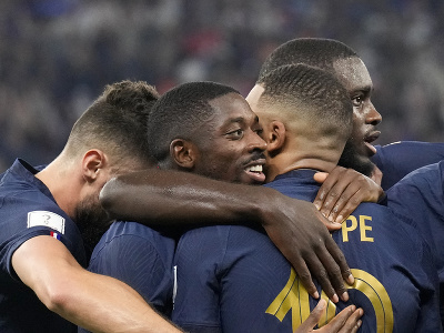 Futbalisti Francúzska oslavujú gól