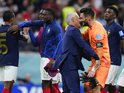 Hugo Lloris oslavuje postup s trénerom Didierom Deschampsom