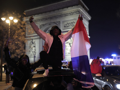 Fanúšik oslavuje s vlajkou Francúzska