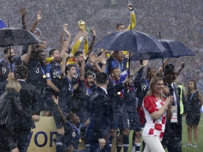 Víťazné oslavy Francúzska s majstrovskou trofejou