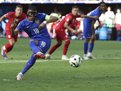 Francúz Kylian Mbappé strieľa úvodný gól z pokutového kopu