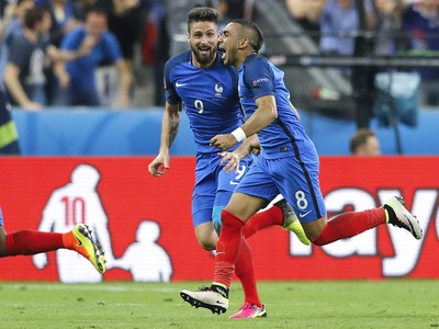 Dimitri Payet oslavuje víťazný gól Francúzska