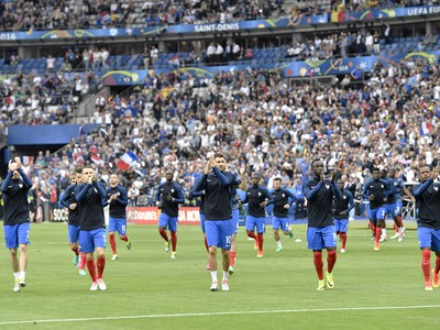 Reprezentanti Francúzska na rozcvičke pred úvodným zápasom s Rumunskom
