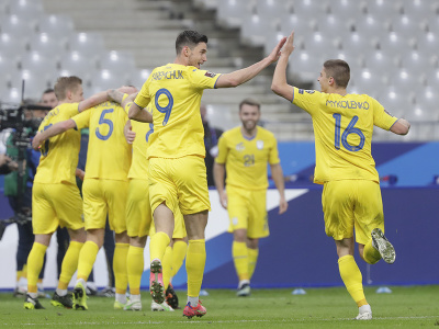 Ukrajinská hráči oslavujú gól 