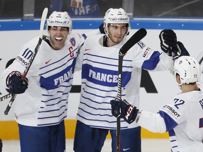 Francúzsky hokejista Yohann Auvitu (uprostred) sa raduje so spoluhráčmi