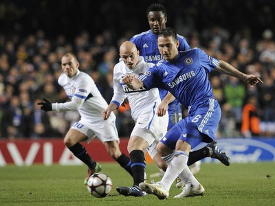 Frank Lampard v súboji s Estebanom Cambiassom, 16.3.2010