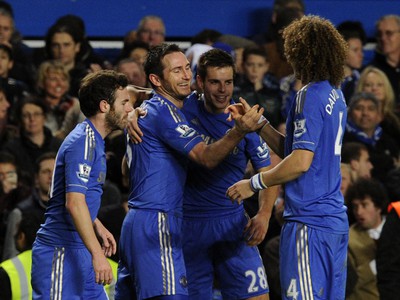 Futbalisti Chelsea oslavujú gólový zásah Lamparda