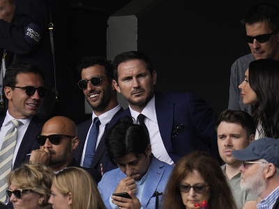 Frank Lampard a Daniel Ricciardo počas semifinále Wimbledonu