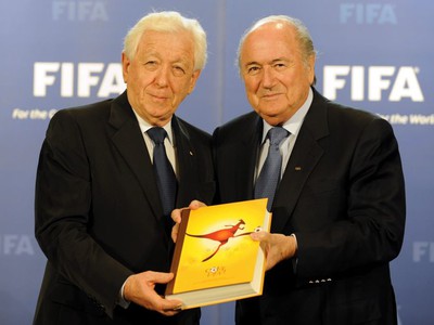 Šéf austrálskeho zväzu Frank Lowy a prezident FIFA Blatter