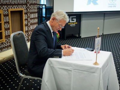 František Chmelár slávnostne podpisuje prihlášku