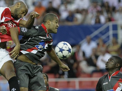 Kanoute v súboji s