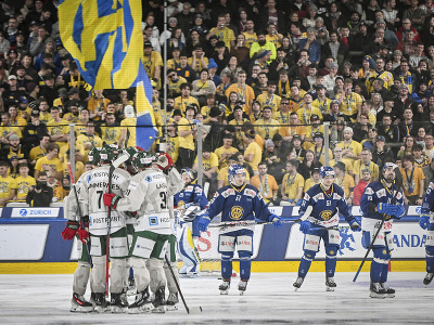 Na snímke hráči Frölundy oslavujú gól v zápase semifinále hokejového turnaja o Spenglerov pohár HC Davos - Frölunda vo švajčiarskom Davose 