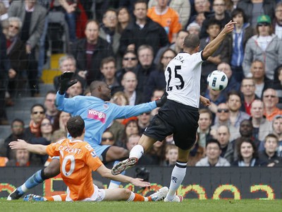 Bobby Zamora strieľa gól