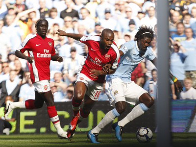 William Gallas a Emanuel Adebayor v súboji o loptu