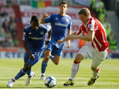 Salomon Kalou a brániaci Robert Huth