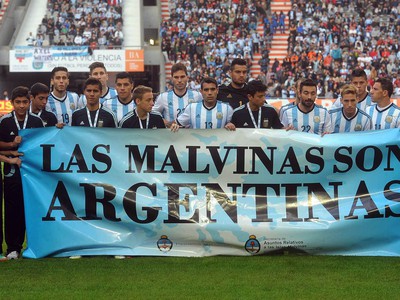 Argentínski futbalisti s transparentom