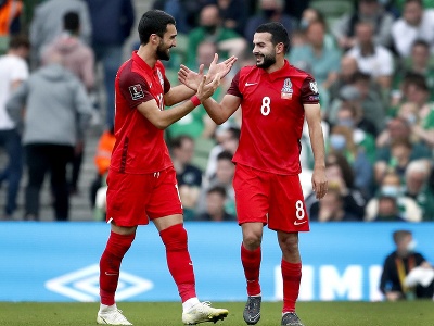 Azerbajdžanský hráč Emin Machmudov oslavuje gól 