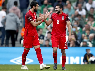 Azerbajdžanský hráč Emin Machmudov oslavuje gól 