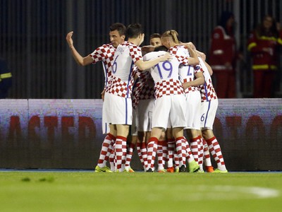 Chorvátski futbalisti sa tešia z gólu
