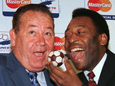 Brazílska legenda Pelé a francúzsky futbalový rekordér Just Fontaine