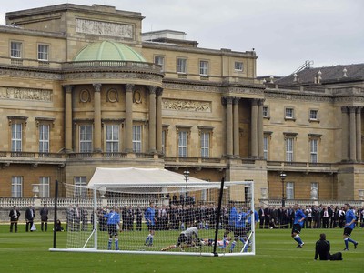 Buckinghamský palác v Londýne bol v minulosti svedkom všeličoho, futbalový zápas sa tam však hral prvýkrát.