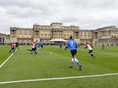 Futbalové stretnutie na trávniku v Buckinghamskom paláci sa skončilo víťazstvom Polytechnic FC nad Civil Service FC.