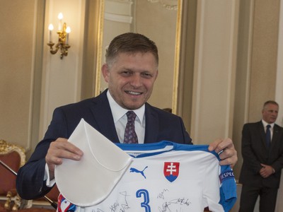 Robert Fico ukazuje dres slovenskej futbalovej reprezentácie s podpismi