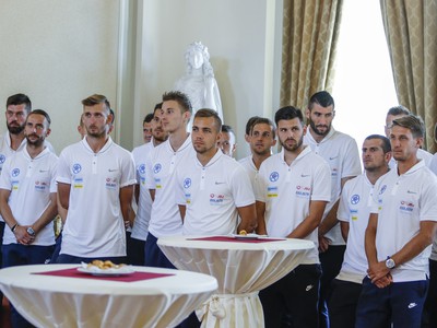 Slovenskí futbaloví reprezentanti počas prijatia na Úrade vlády SR